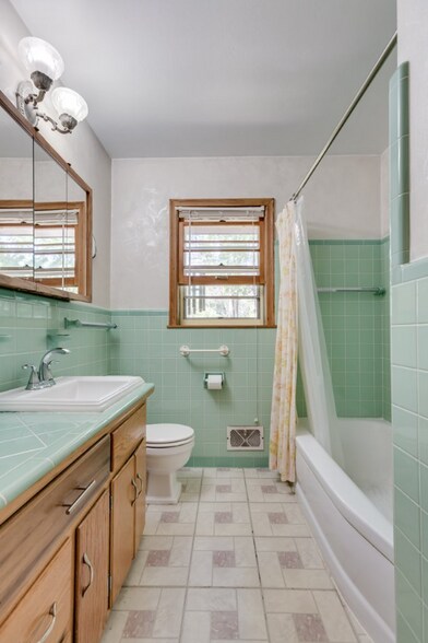 Building Photo - 4318 Benjamin St NE