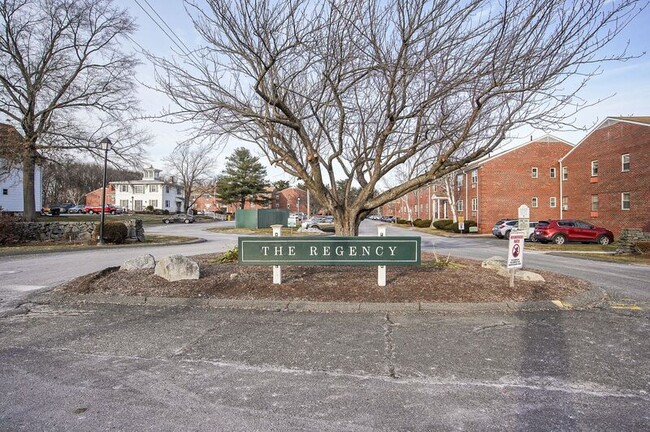 Building Photo - 261 Regency Park Dr