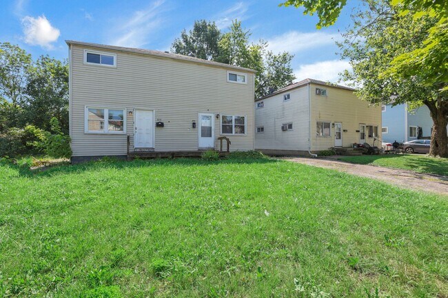 Building Photo - 898-900 Racine Ave