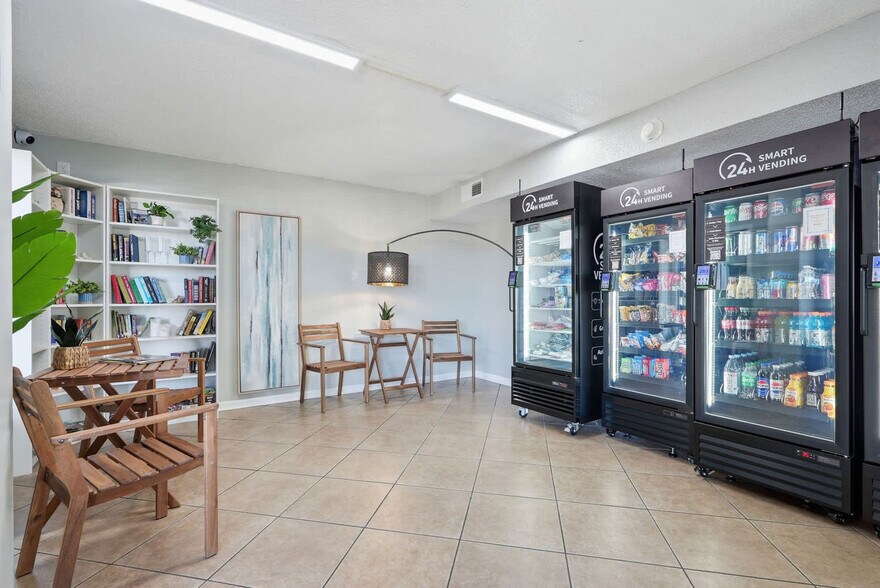 Building Photo - 5004 S Thomas Dr