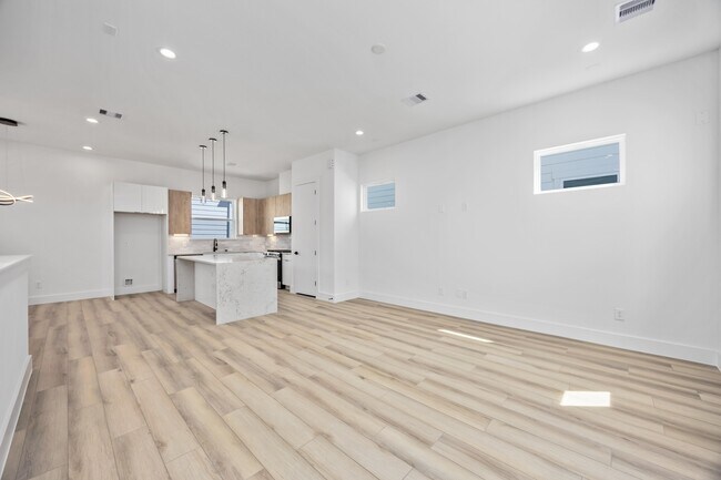 Building Photo - 6735 Peerless St