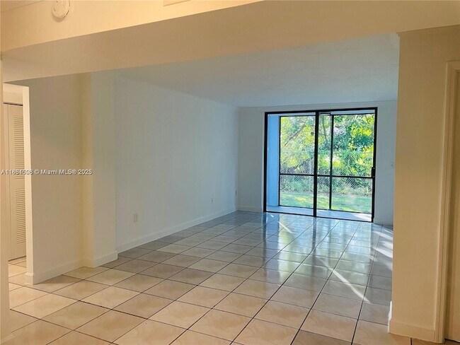 Building Photo - 9440 Fontainebleau Blvd
