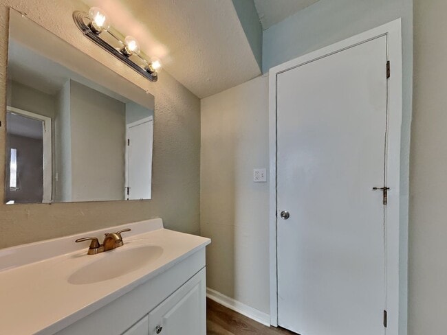 Building Photo - Charming 3-Bed Home in Lees Summit with Garage