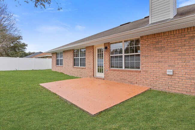 Building Photo - 6 Lemay Pl