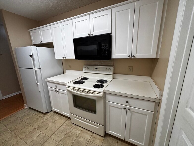 Kitchen - 2108 Hamilton Pl N