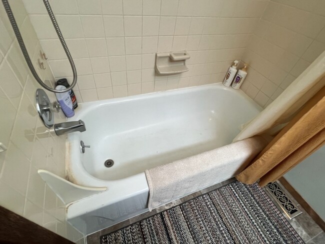 Building Photo - Fully Furnished 2 Bedroom Condo w/ All Uti...