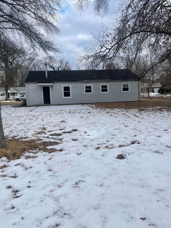 Building Photo - 3 Bedroom Ranch | Modern Updates & Natural Light