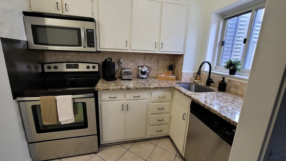 Building Photo - 218 Peachtree St NE