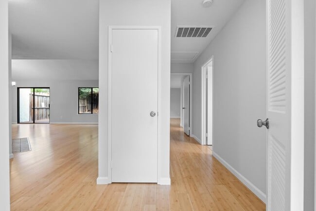 Building Photo - 922 Jungfrau Ct