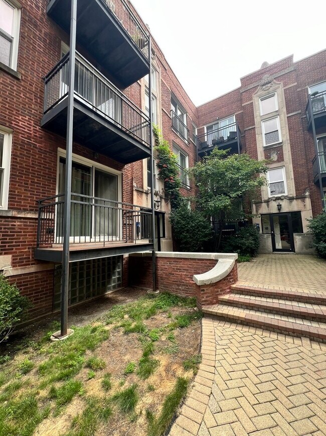 Primary Photo - 3709 N Kenneth Ave