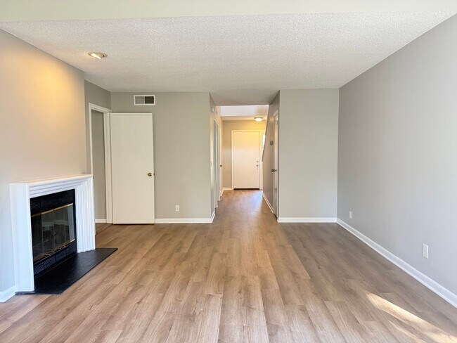 Building Photo - Bellevue!  2 Bedroom / 2 Bath House w/ Loft!  Renovated - Pet Friendly