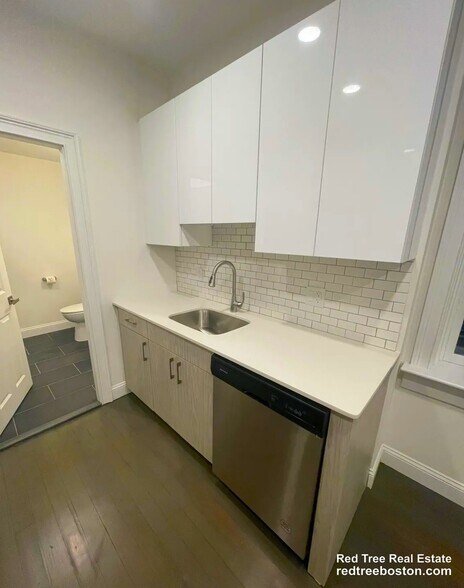 Building Photo - 31 Temple St