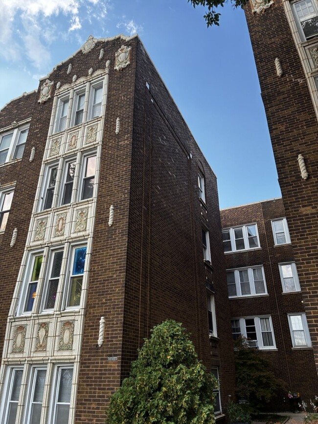 Building Photo - 2840 W Addison St