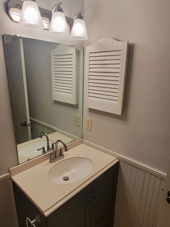Building Photo - Adorable 2-Bedroom, 2-Bath Townhome Near A...