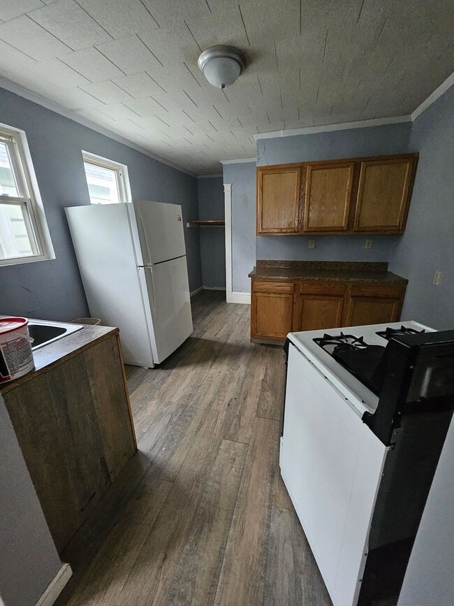 Building Photo - 652 E 4th St