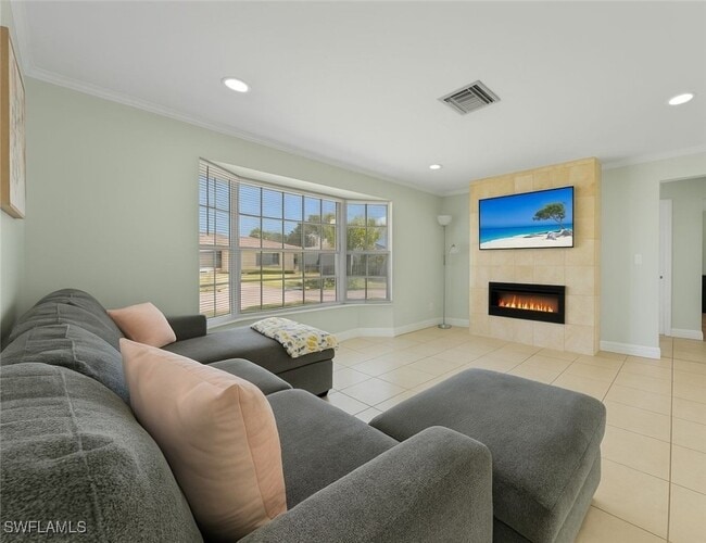 Building Photo - 2250 Poinciana St