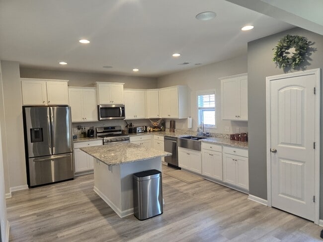 Building Photo - Brand new 5 bed room home in Chapin