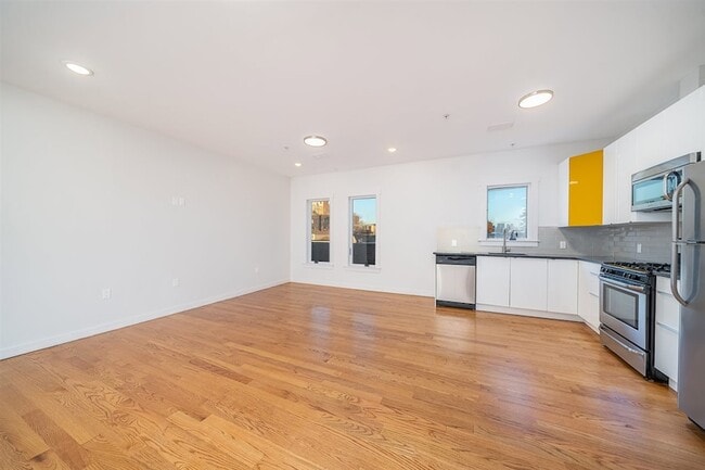 Building Photo - 541 42nd St