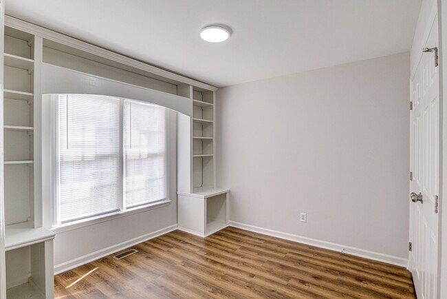 Building Photo - 126 Crookham Ct