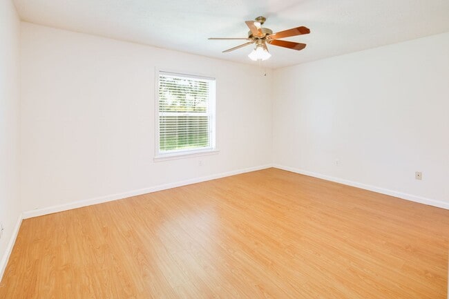 Building Photo - AUGUST PRE-LEASE!  Spacious 3 Bedroom 2 Bathroom House on Corner Lot