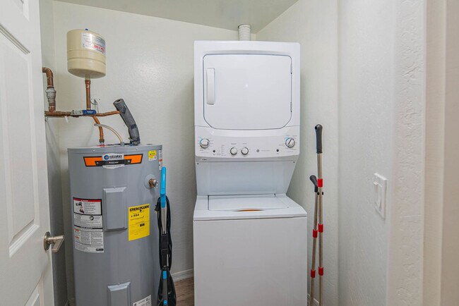 Building Photo - 1275 E University Dr