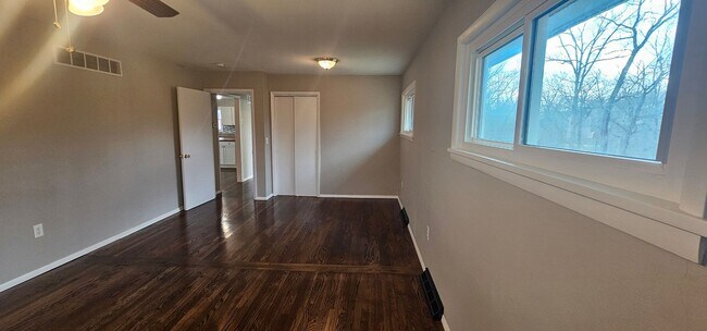 Building Photo - 2513 Hillcrest Dr