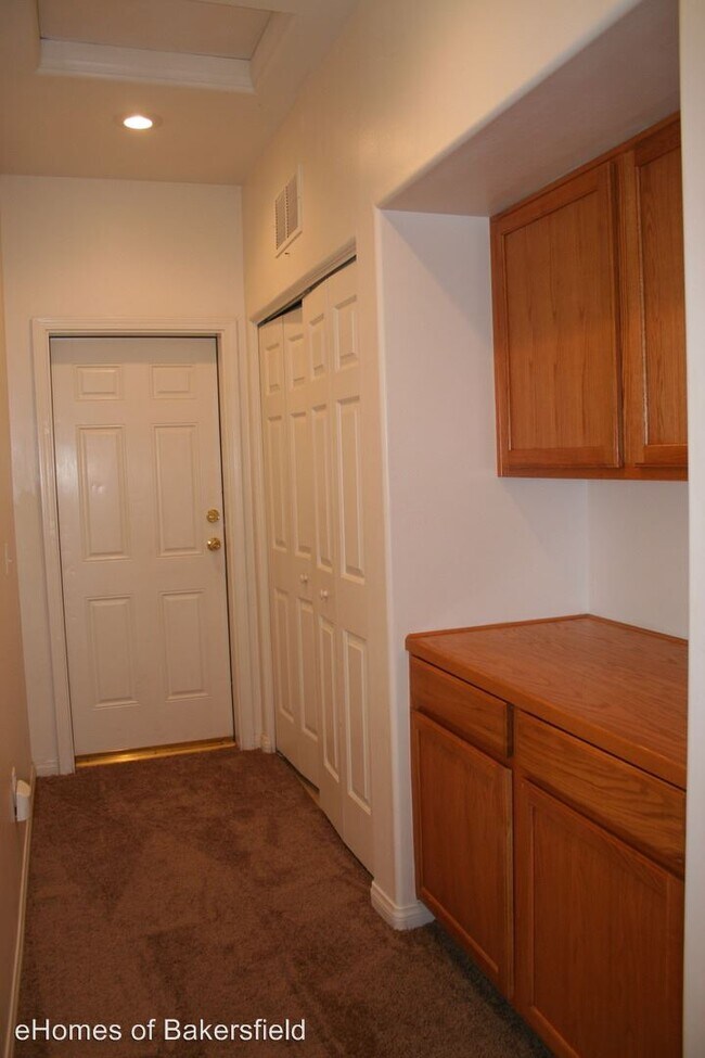 Building Photo - 549 Yellow Meadow Ct