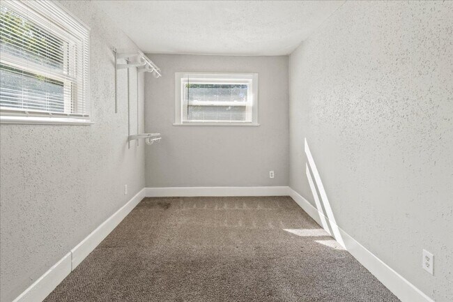 Building Photo - 617 N Parker Ave