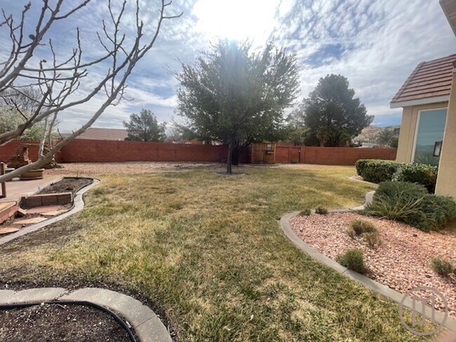 Building Photo - Sunny, spacious home in a prime cul-de-sac location!