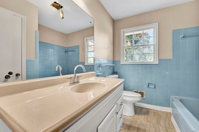 Building Photo - Charming Three Bedroom Home in Gray Court