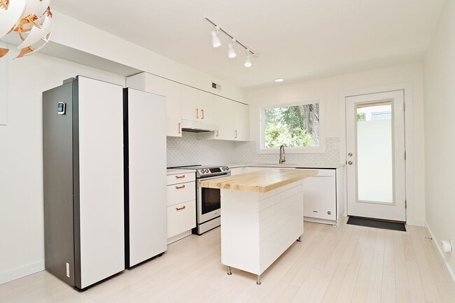 Building Photo - Bright & Modern Downtown Home Near UVA Medical Center