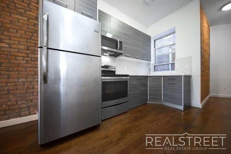 Building Photo - Modern 4 Bed 2 Bath Duplex with Yard in Stuyvesant Heights