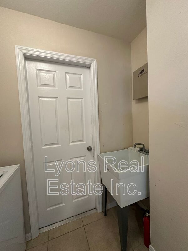 Building Photo - 8397 Bahamas Rd