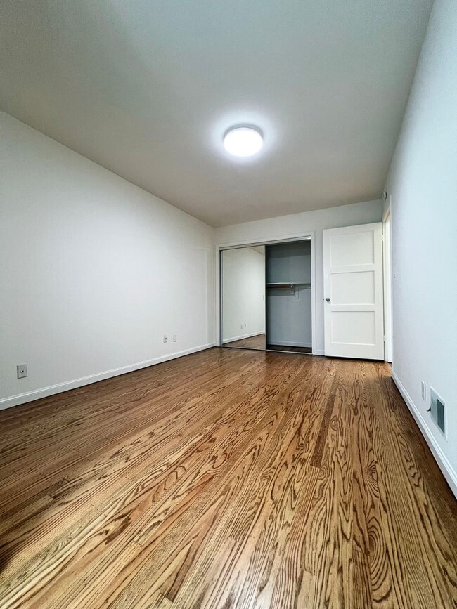 Building Photo - Charming Upstairs Unit in Desirable Parksi...