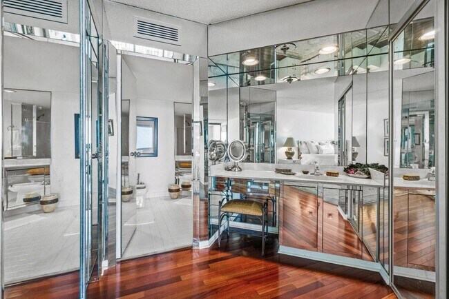 Building Photo - 1900 Consulate Pl