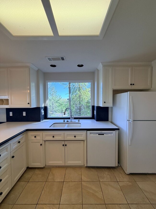 Building Photo - Beautiful Lakefront Home in the Vineyard! 55+ community