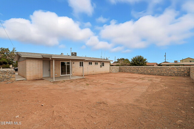 Building Photo - 5852 Wrangler Dr