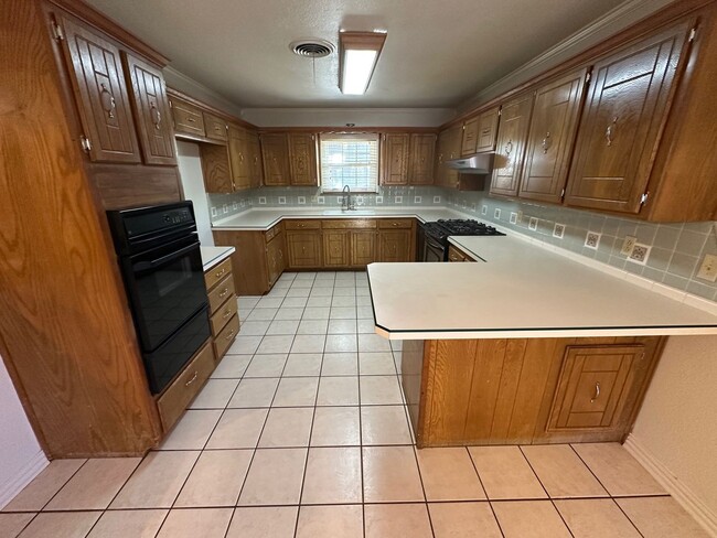 Building Photo - 7503 Elmhurst Dr
