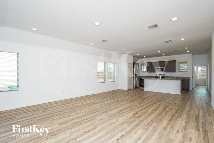 Building Photo - 7518 Oakmont Ave