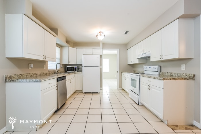 Building Photo - 5536 Kingswood Dr