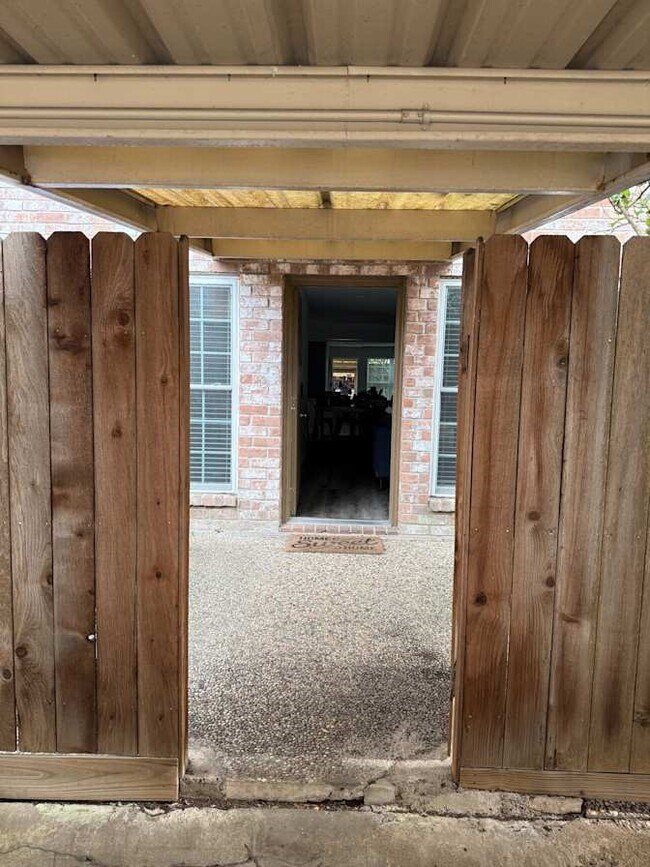 Building Photo - 355 N Post Oak Ln