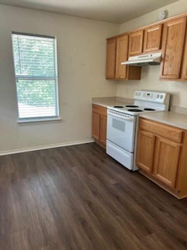 Building Photo - 2305 Upland Bend Dr