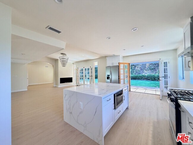 Building Photo - 2000 San Ysidro Dr