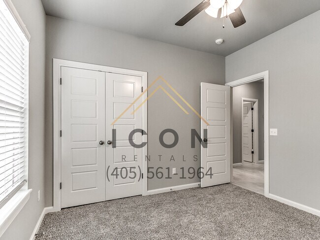 Building Photo - 4512 Oasis Ln