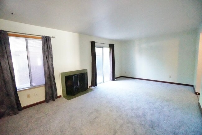 Building Photo - Charming 2-bedroom, 1.5-bathroom condo in ...
