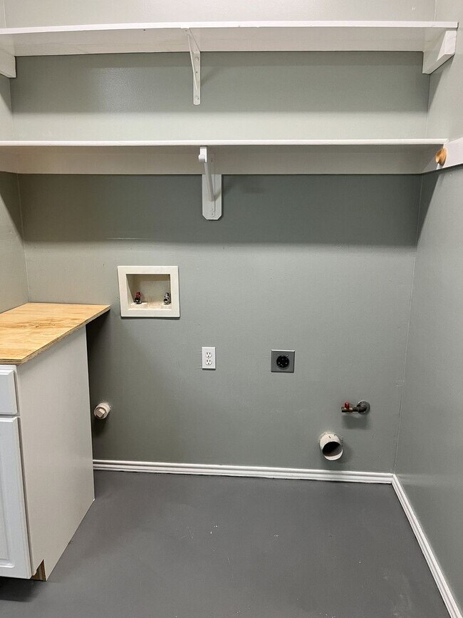 Building Photo - Inviting 4/BR 2/BA Home with Open Layout and Natural Light