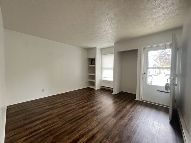 Building Photo - 107 Forest Ln