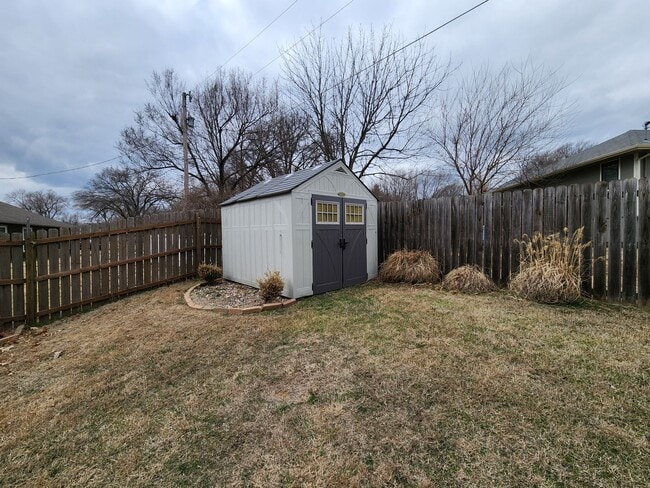 Building Photo - Beautiful newer home with everything on main level in Seaman Schools