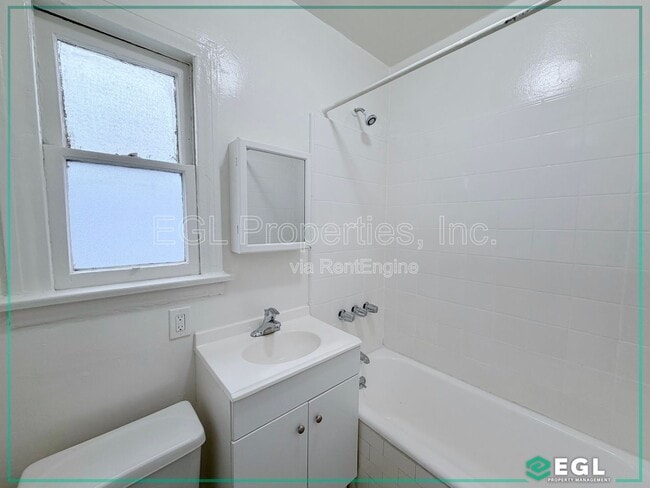 Building Photo - 807 N Martel Ave