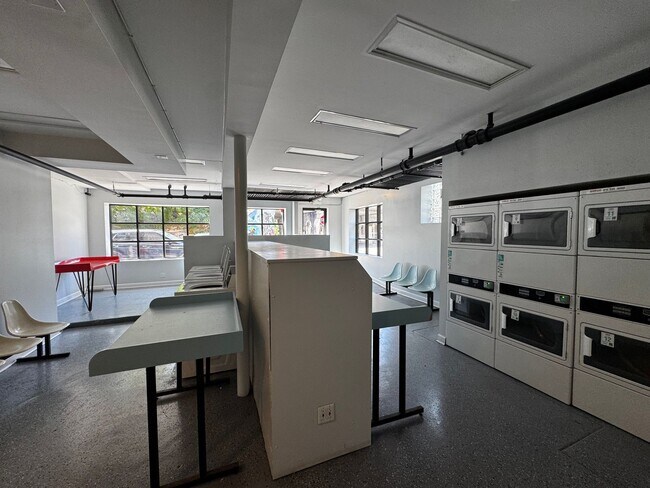 Building Photo - 1 Bedroom in Prime East Rogers Park Location Near Loyola Park & Beach!